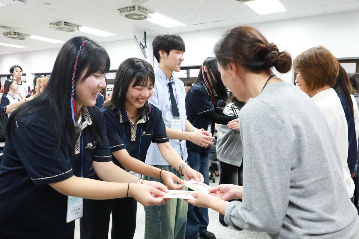 仁川生活科技高中學生向育達師生致贈小禮品，表達感謝與友誼