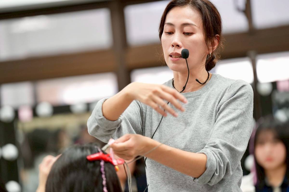 時尚造型科老師親自示範雷鬼編髮技術，帶領韓國學生體驗專業造型教學過程