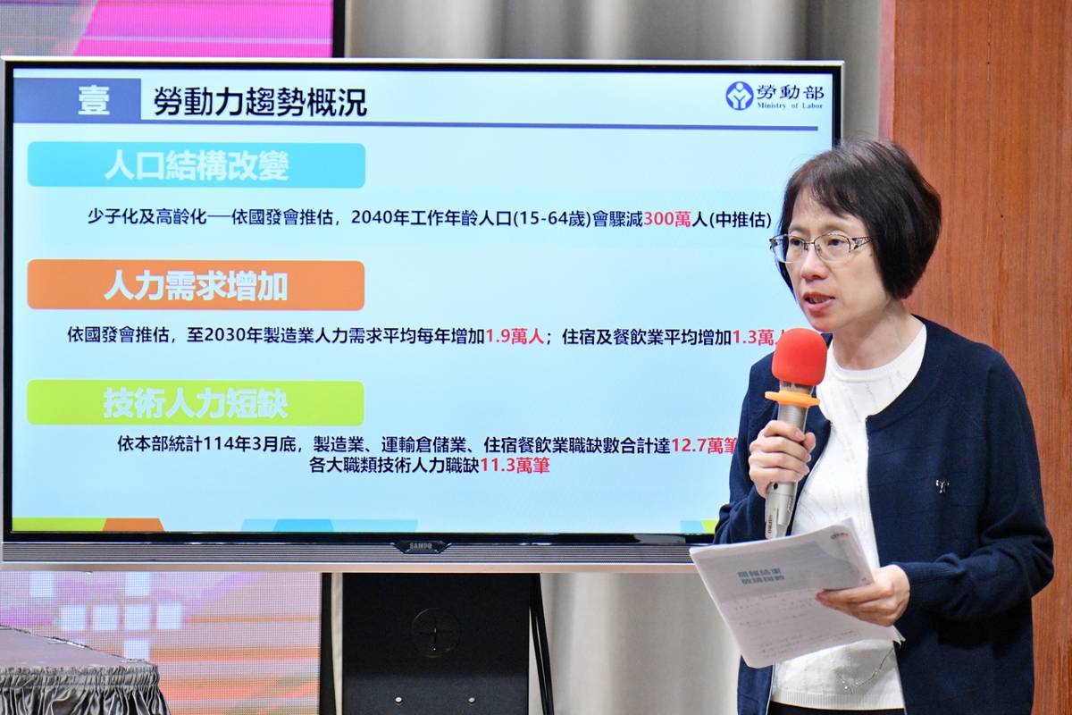 勞動部勞動力發展署署長黃齡玉說明「跨國勞動力精進方案」。(行政院提供)