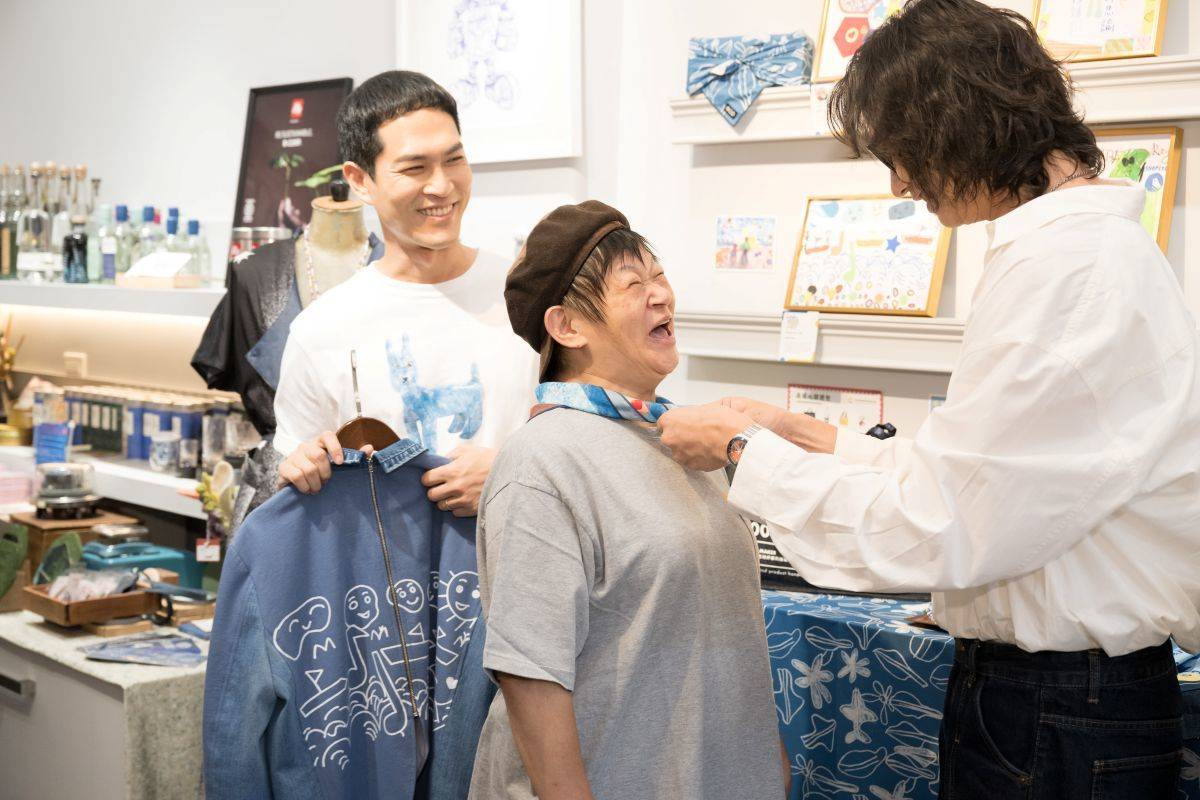 宇宙人方Q與腦麻青年秀花共創的作品製作成領巾