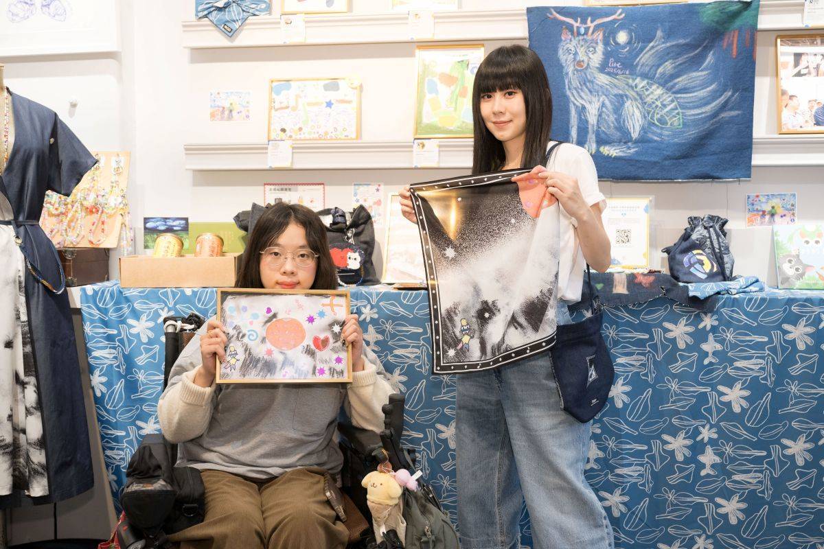 腦麻青年方萱(左)從白安(右)的歌曲中獲得力量，即使追夢過程會遇到困難，但仍相信自己