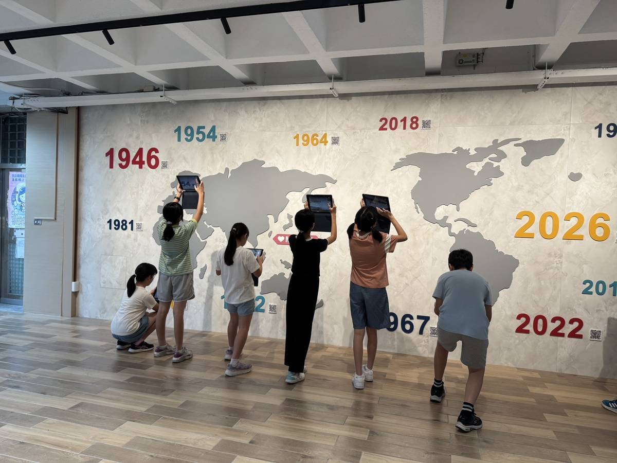 國語實小將學習結合情境布置，讓穿堂成為教學場域，讓學生自主學習