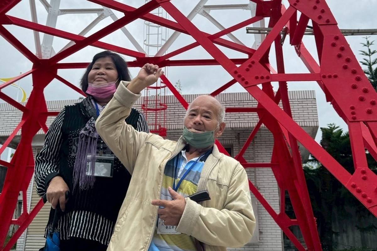 黃志郎阿公介紹當年蓋鐵塔情景