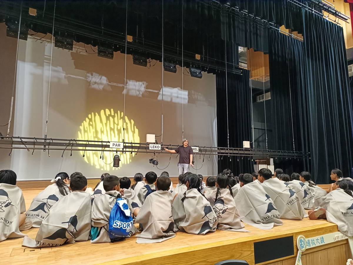 今年文化處特別邀請新興國小、東河國小、都蘭國小、知本國小等校共151位師生來參加《劇場放大鏡》互動式場館導覽。