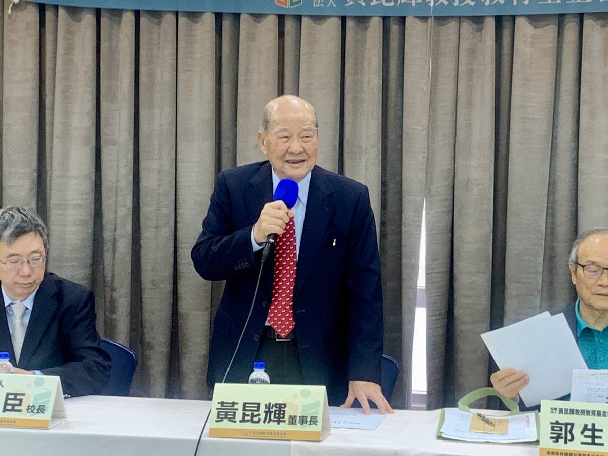 基金會董事長黃昆輝致詞 (記者石耀宇攝)