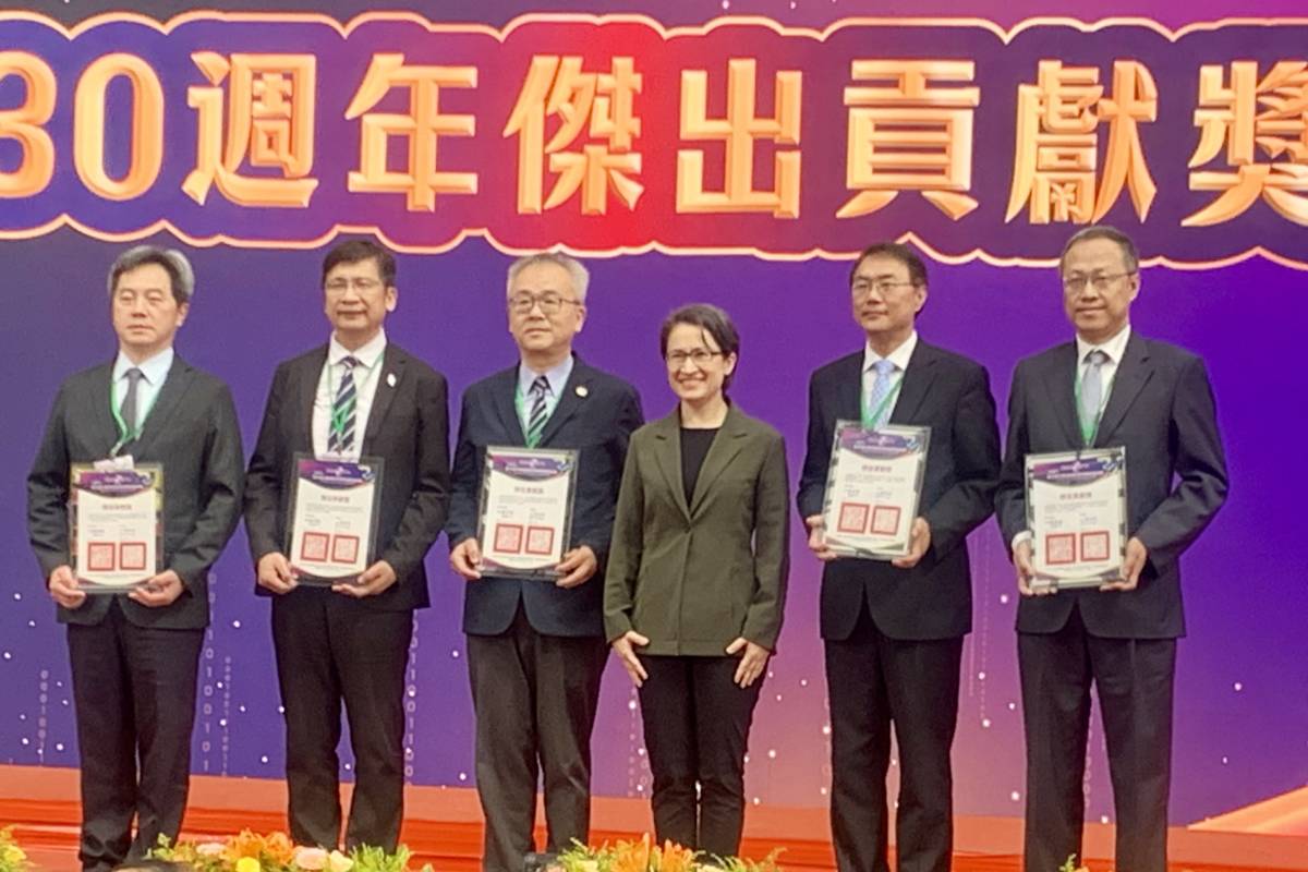 蕭美琴副總統頒發大專校院資訊應用服務創新競賽30週年特別貢獻獎給大學校長 (記者石耀宇攝)