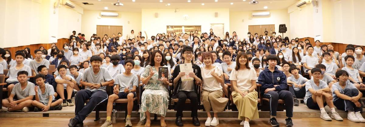 陳冠文講師與新北市青山國民中小學全體學生合照