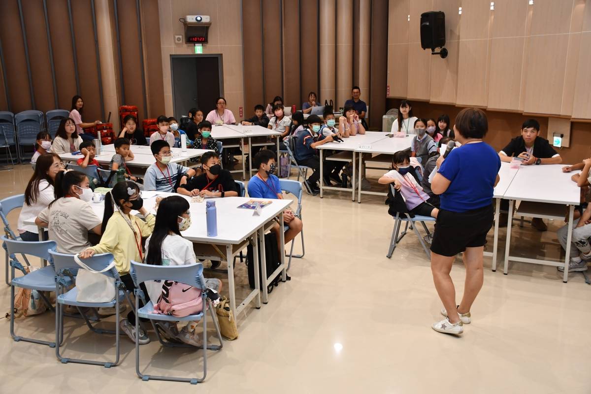 學員們聚精會神聆聽講師上課