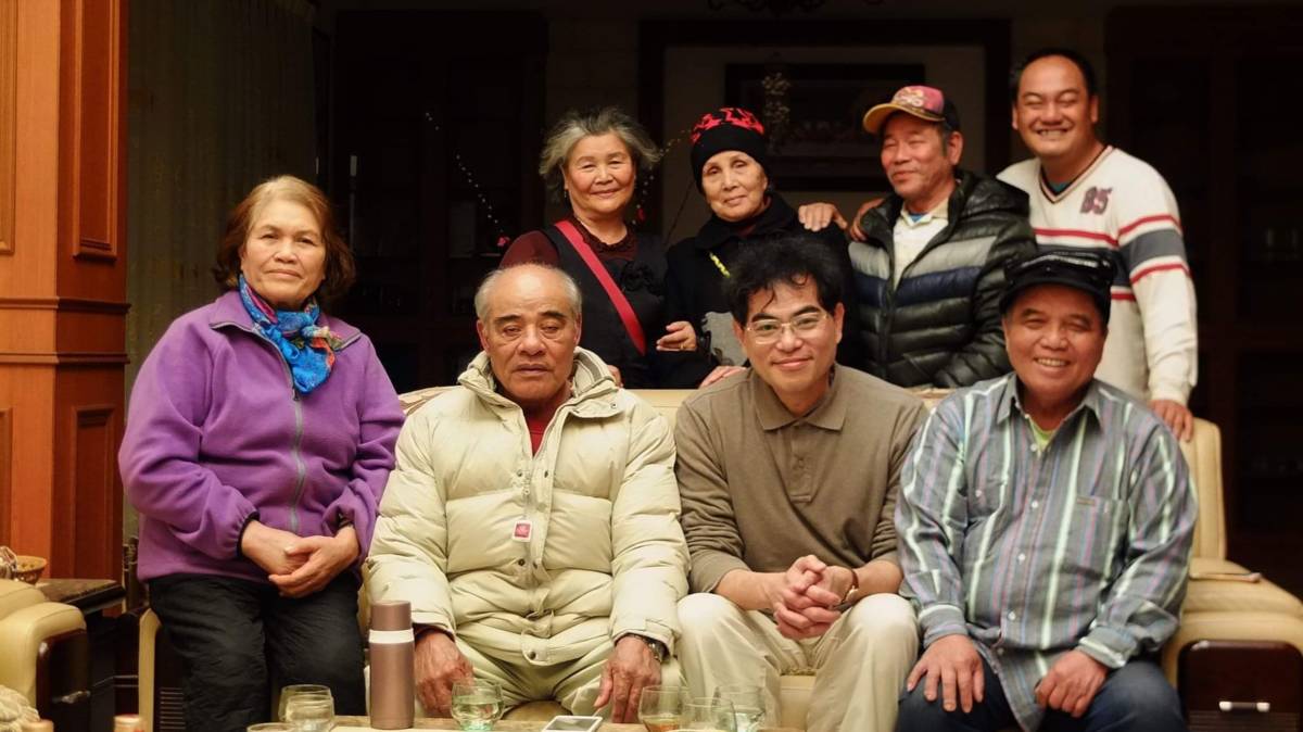 阿美族歌謠創作者蔣進興(前排右一)與主持人劉智濬(前排右二)