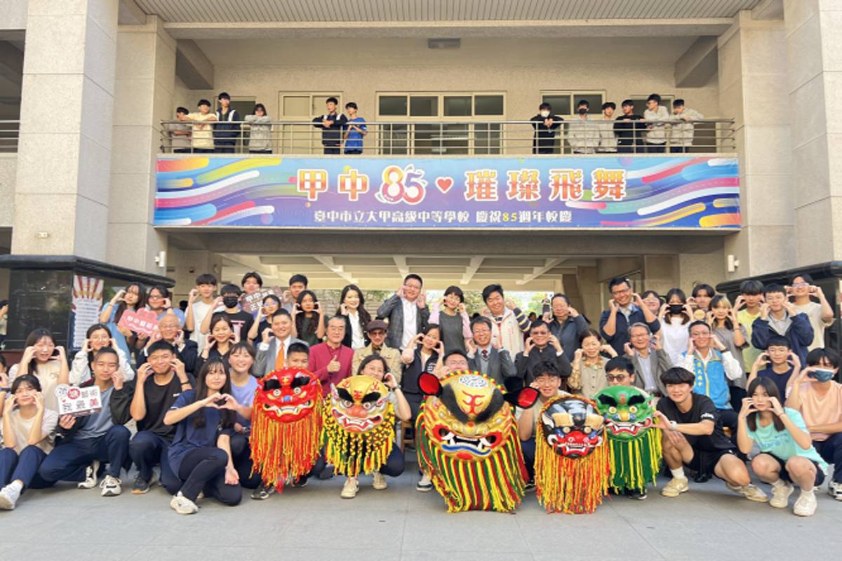 榮獲績優學校獎高中組市立大甲高中荷塘藝術月開幕活動合影