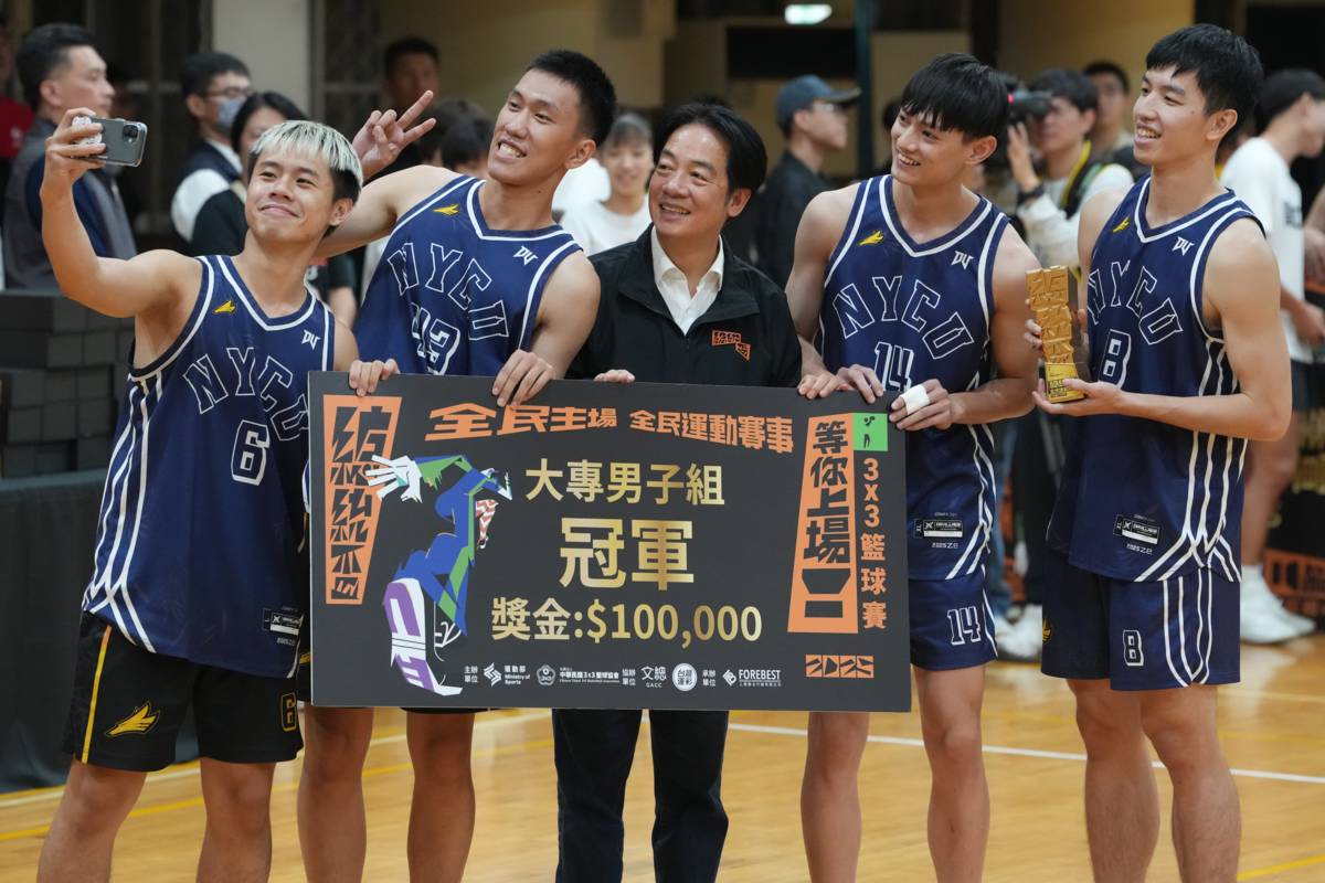 賴清德總統與公開男子組冠軍自拍合影。(運動部提供)