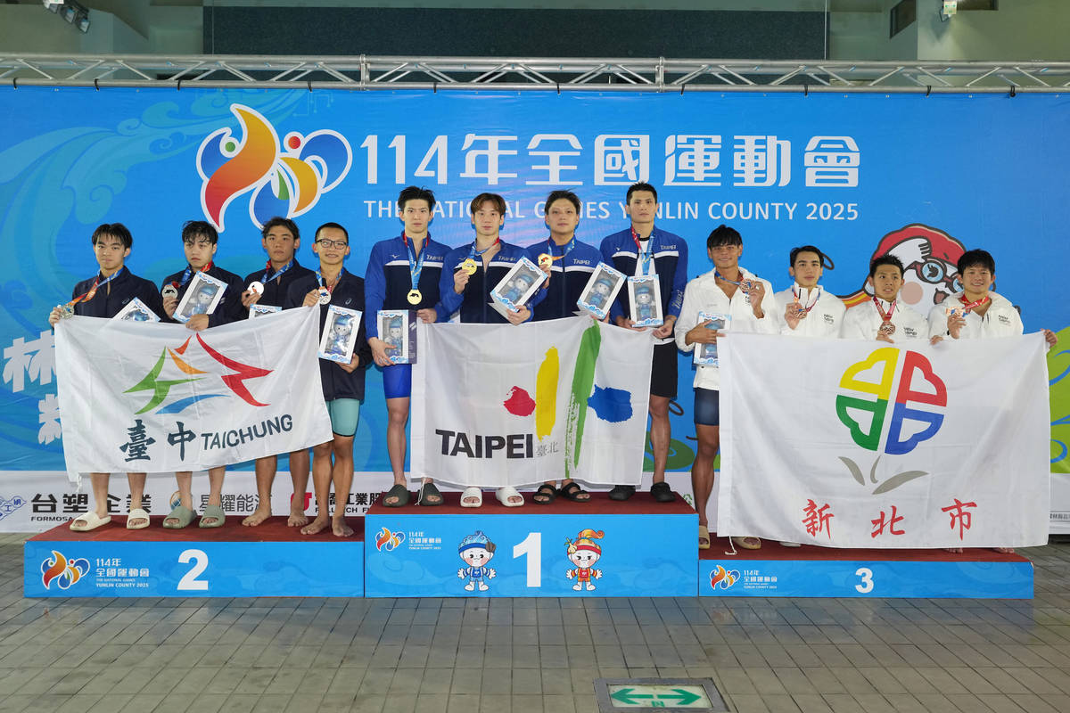 西松高中校友洪雋崴（臺北隊右2）在全運會自由式接力奪金