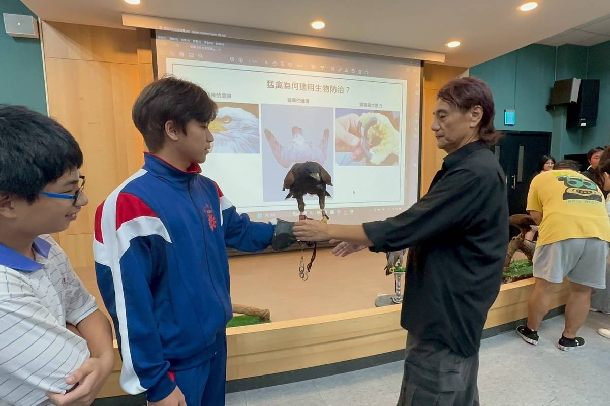 學生現場體驗馴鷹