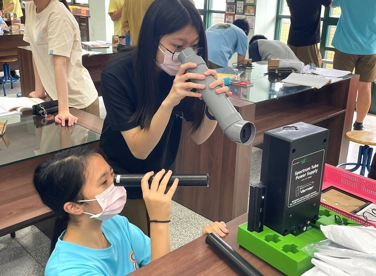 羅東高中學生使用光柵光譜儀觀察不同氣體的光譜