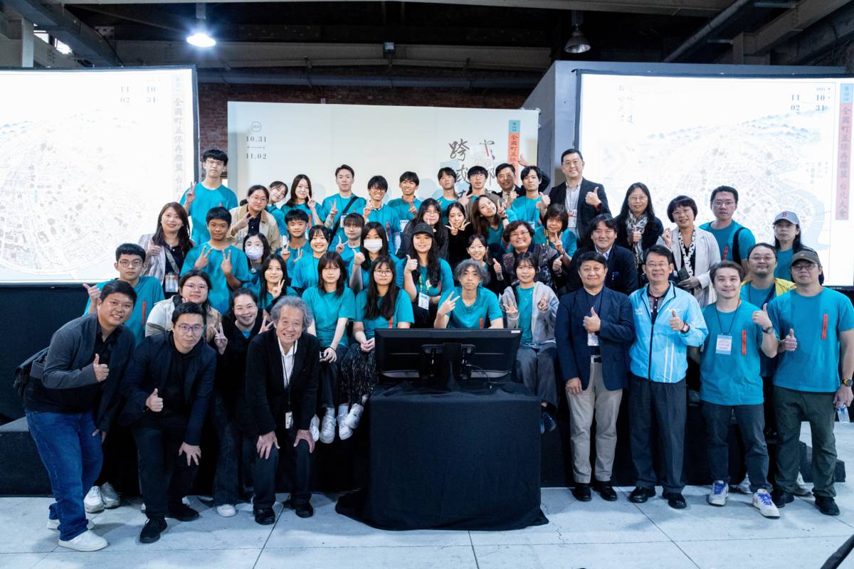 全體工作人員、觀察員和與會老師合影