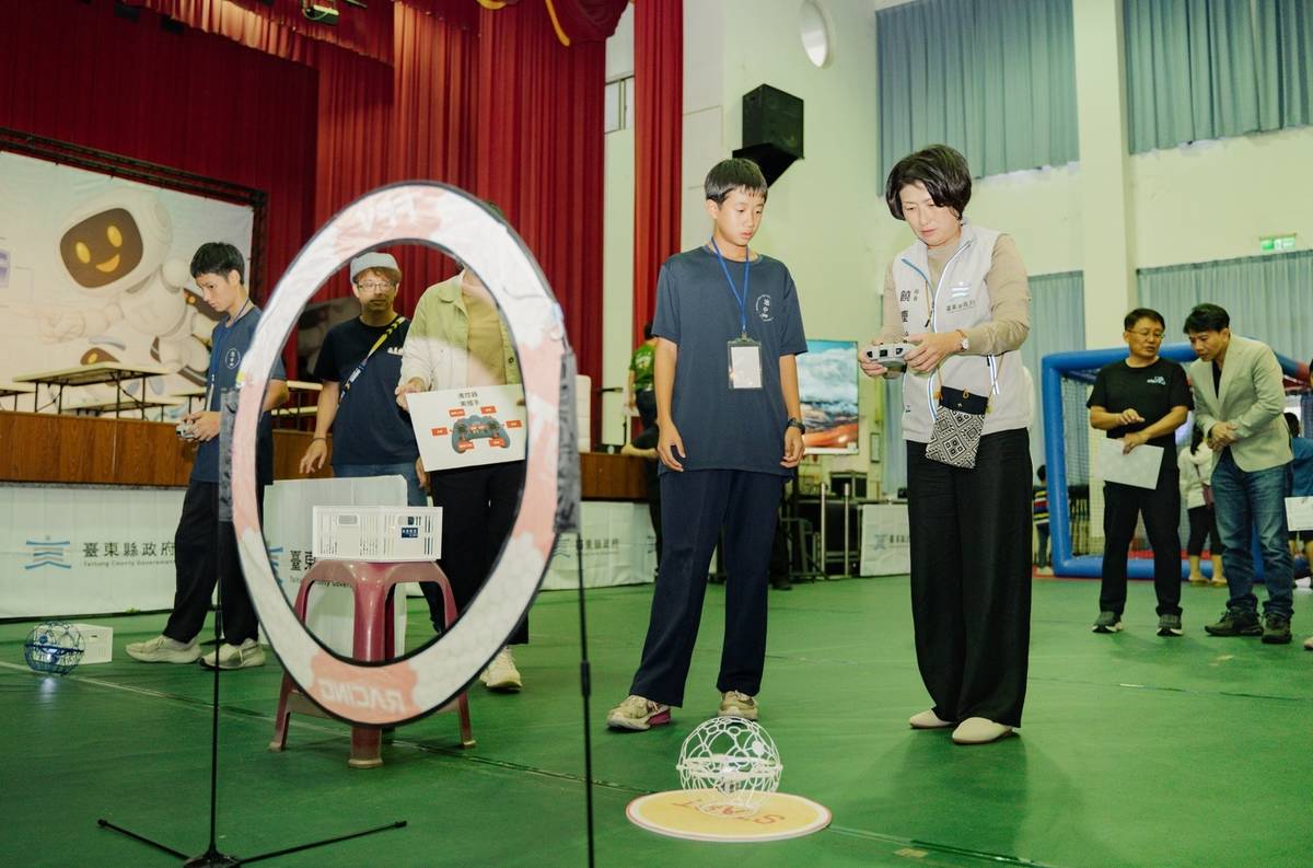 臺東縣長饒慶鈴體驗成果展當中設置的攤位
