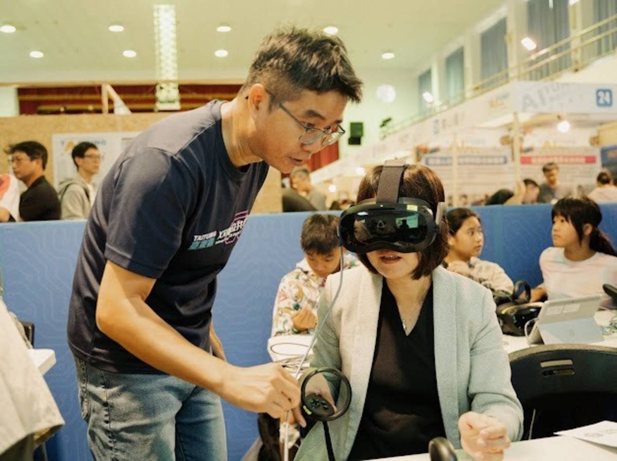 教育處長蔡美瑤體驗AI成果