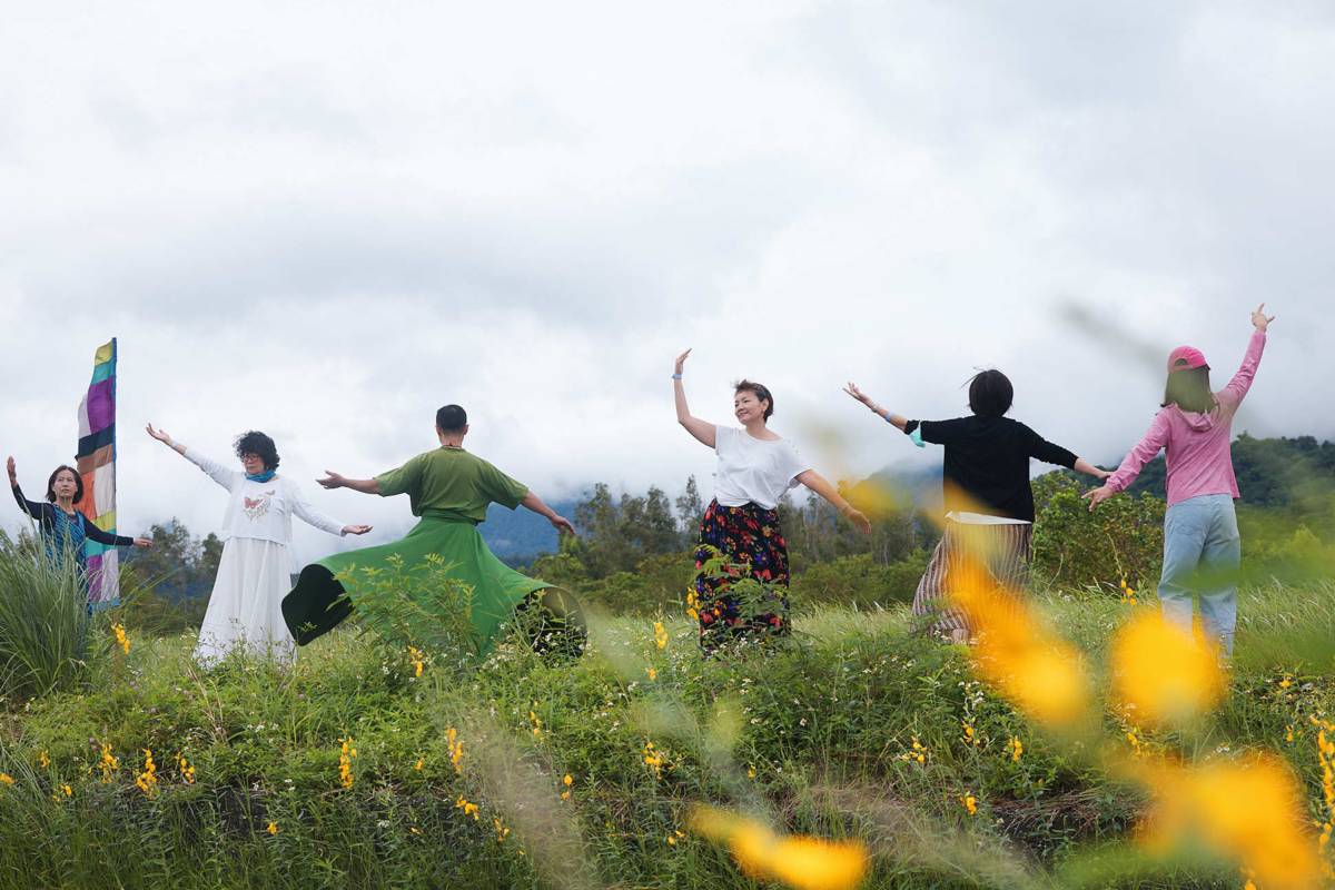 東海岸長濱liáo天室系列活動最終場「百人蘇菲旋轉」與民眾在山海之間感受能量流動的寧靜與自由