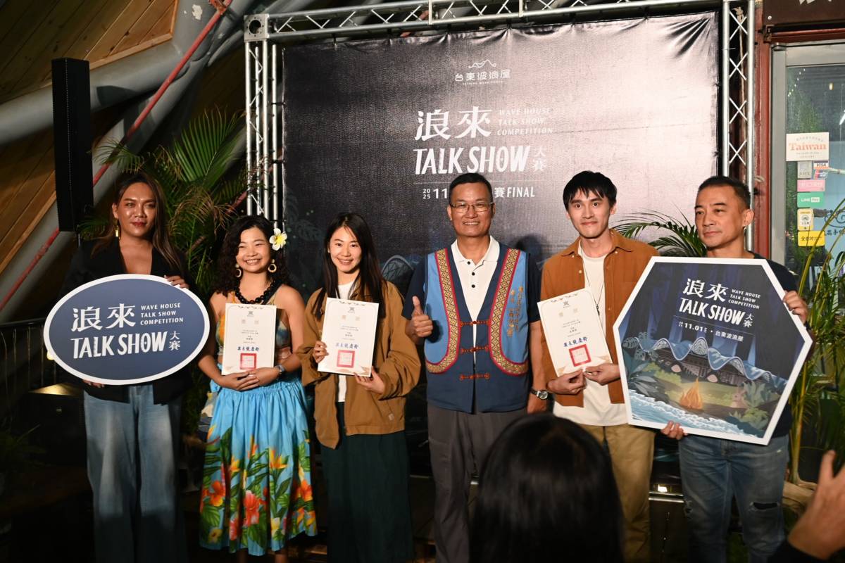 臺東縣政府原民處長高忠雲和「浪來 Talk Show」說故事大賽決賽優勝者合影