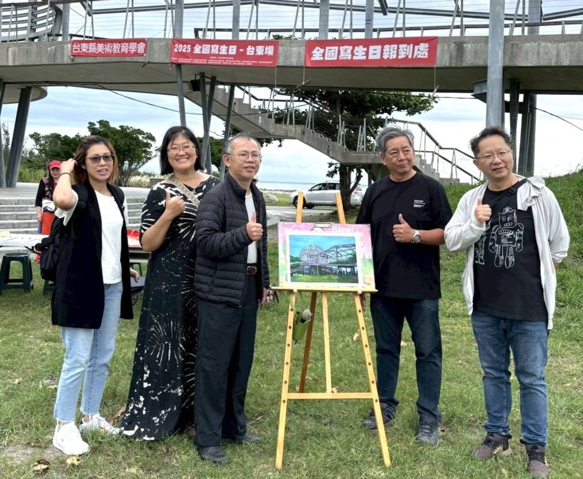 臺東生活美學館秘書蕭賢明（左三）到場探望大家，並且和工作人員合影。