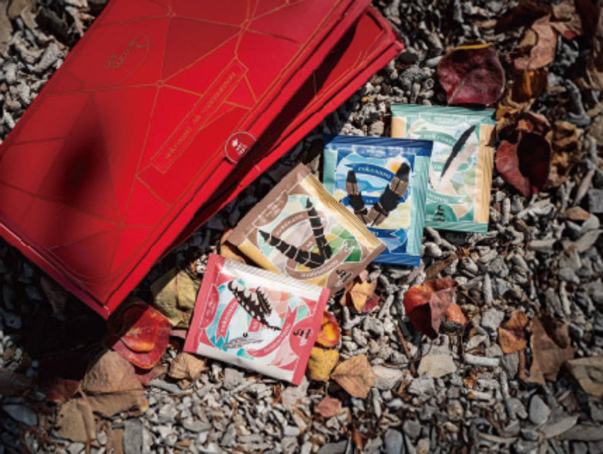 友善土地的阿里山咖啡豆，以鄒族傳統頭飾羽飾設計包裝，傳遞山林祝福。