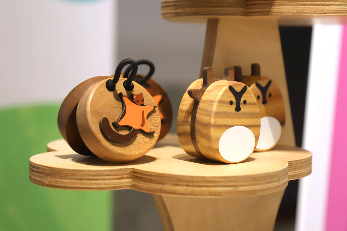 以國產柳杉製作的栗背林鴝沙鈴、臺灣杉製作的山羌蛋沙鈴，與相思木製作的大赤鼯鼠響板，展現自然材質的音色魅力。