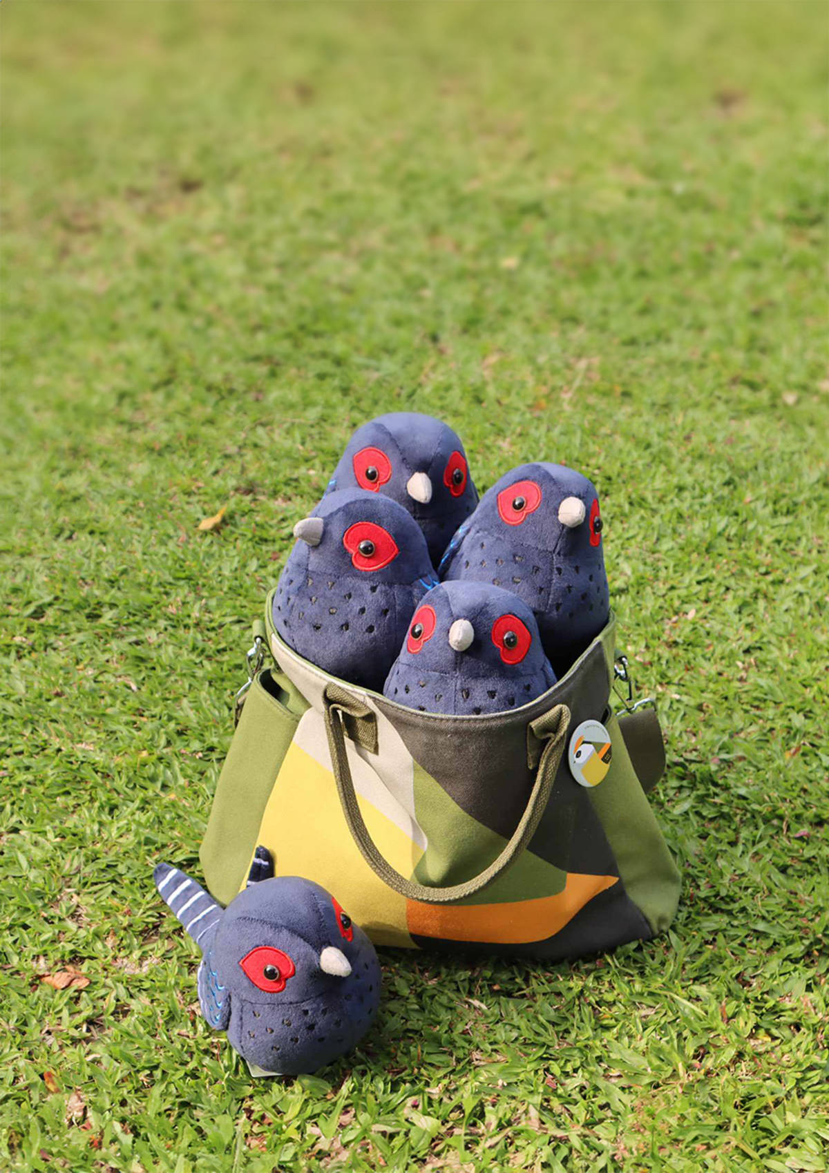 與小i的早鳥樂園合作推出的帝雉布偶，到阿里山國家森林遊樂區小笠原山有機會偶遇本尊喔!