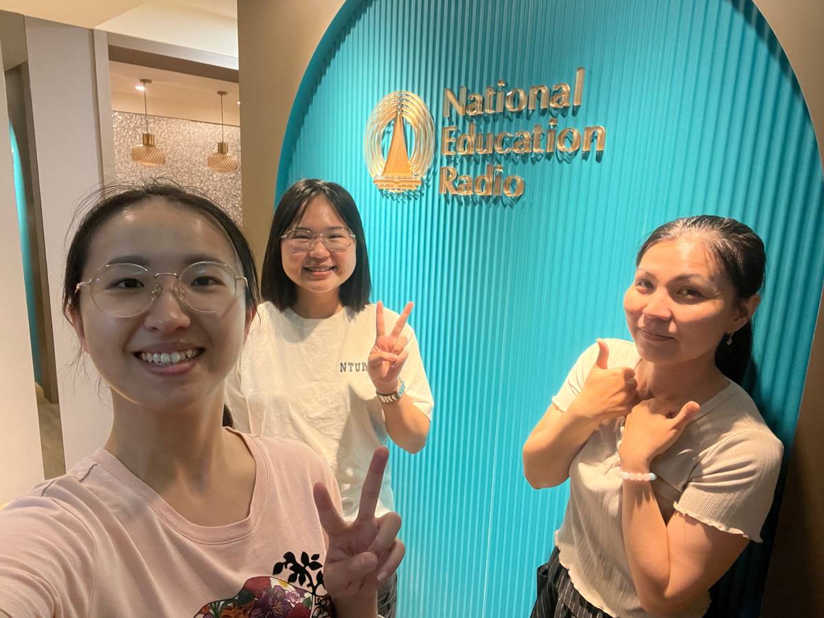 玉華與主持人合影