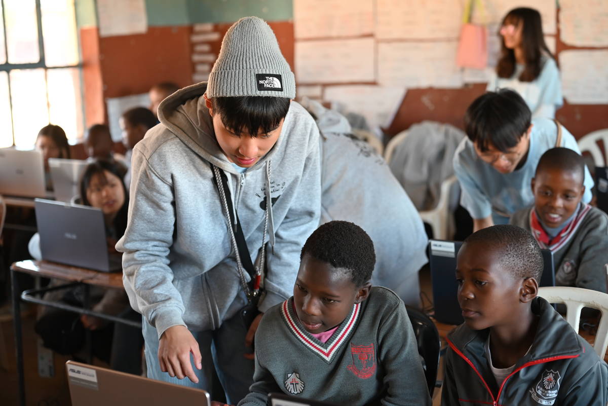 國立清華大學2025國際志工史瓦帝尼團深入當地校園推動資訊教育，結合理論與實作課程，為學生開啟接觸現代科技的窗口。(獲獎團隊提供) 