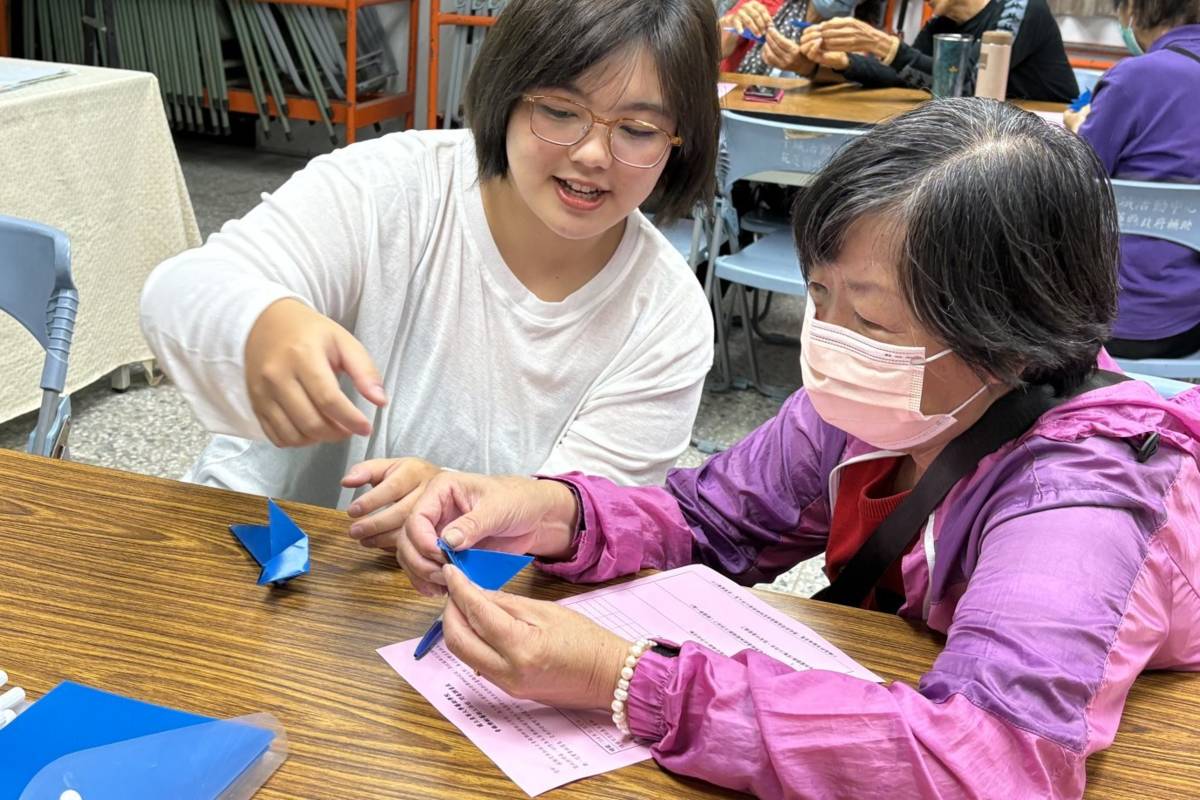 東華大學學生與社區長者摺紙互動