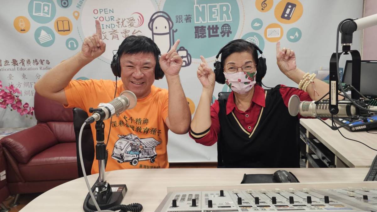 加菲老師說，去年開始，他和楊昌珣老師學習水牛的精神，到偏鄉去推廣VR教學。