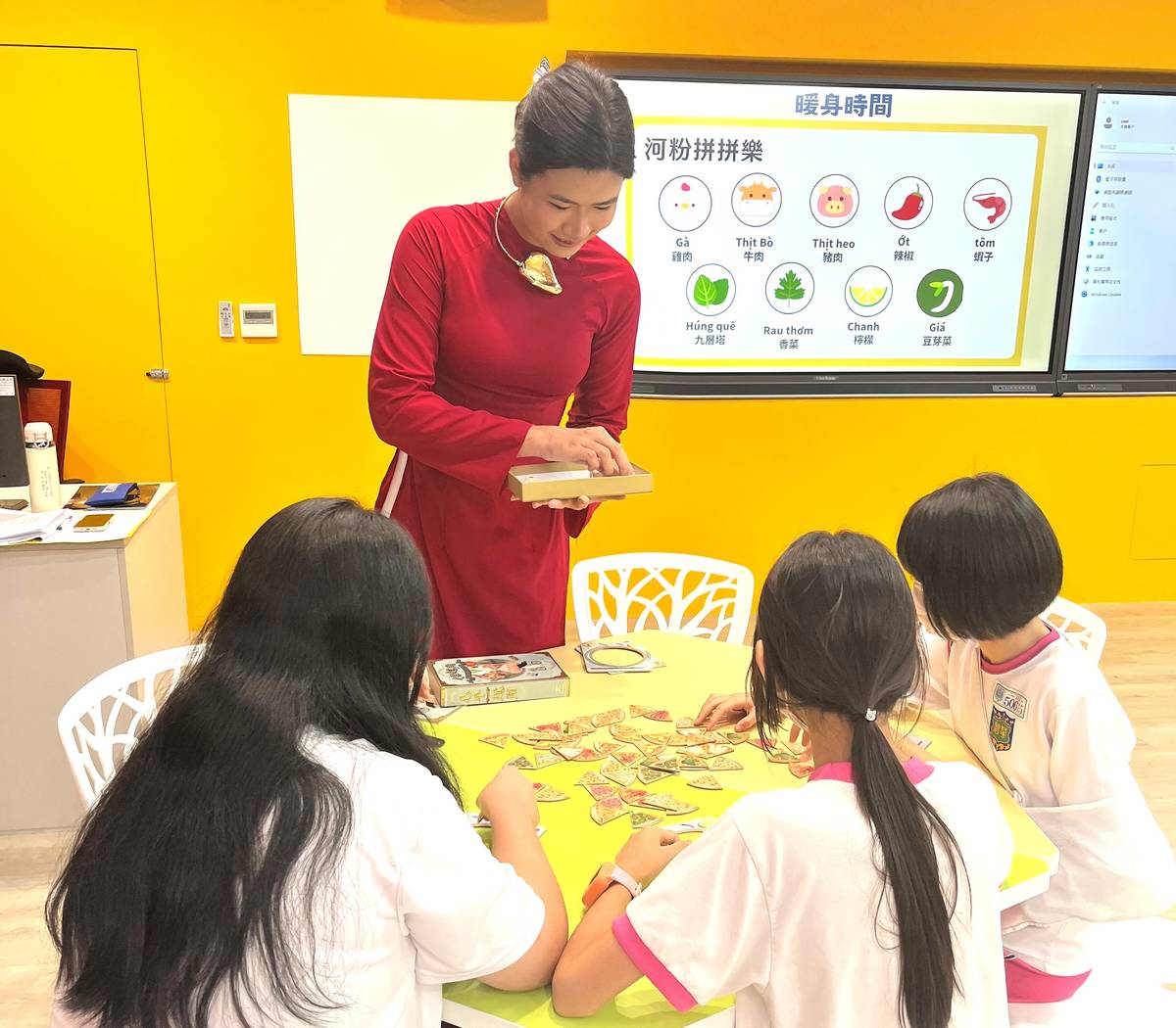 越南新二代黃鴻鈞老師透過文化桌遊讓孩子們接觸越南語，啟發對多元文化的興趣。
