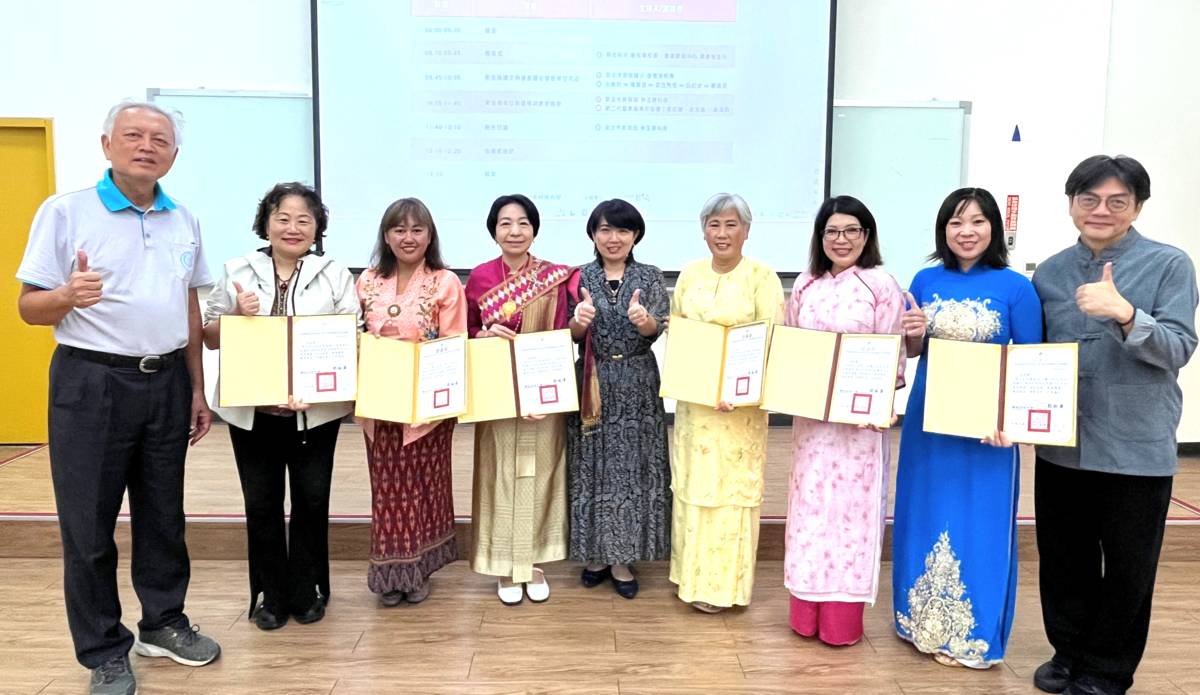 頒發新住民優良教支老師感謝狀，肯定其在母語推廣與文化教育上的貢獻。