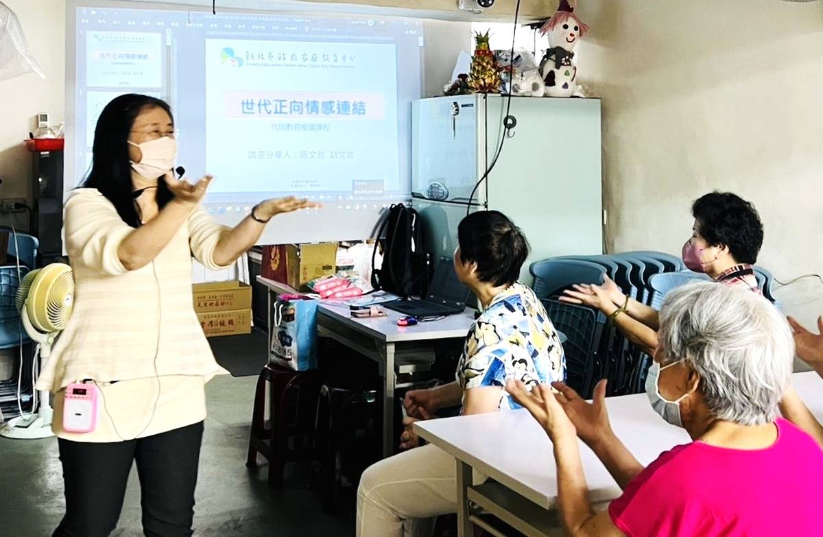 胡文菁進行代間教育促進世代交流