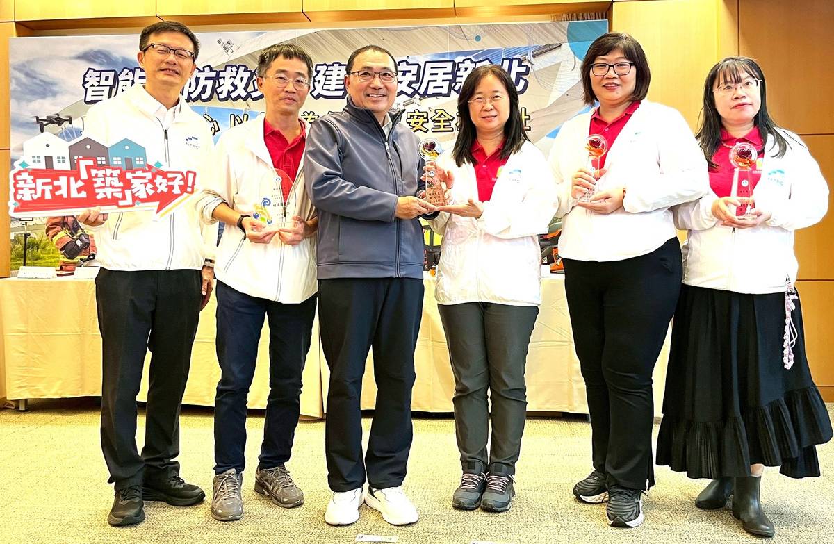 教育局長張明文、中心主任王瑞邦偕同3位榮獲「績優志工個人獎」