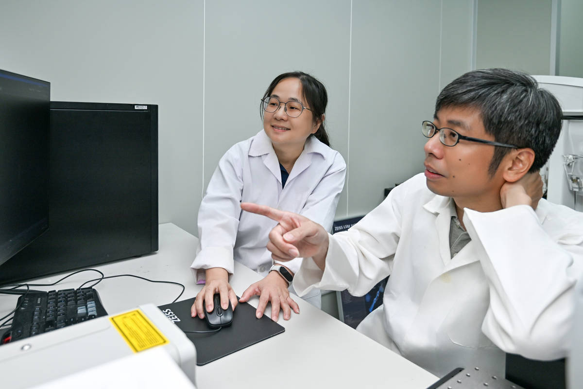 生化所黃介嶸與王琬菁教授。(陽明交大提供)