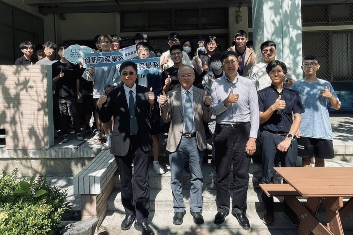 南大師生陪同東京都立大學學者參訪榮譽校區OASE實驗室，展現AI研究交流成果。