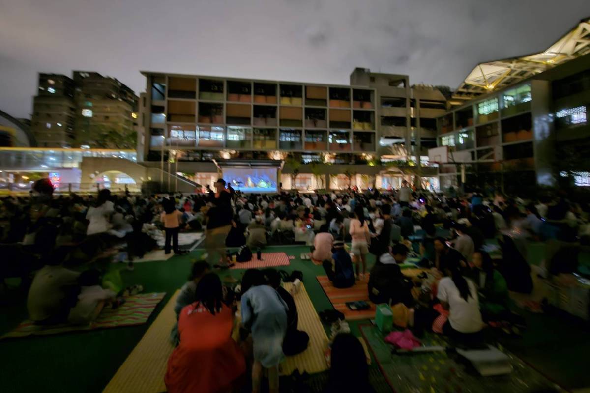 北市新和國小家長會策劃「星空電影院」活動，親師生在星空下野餐，並欣賞電影