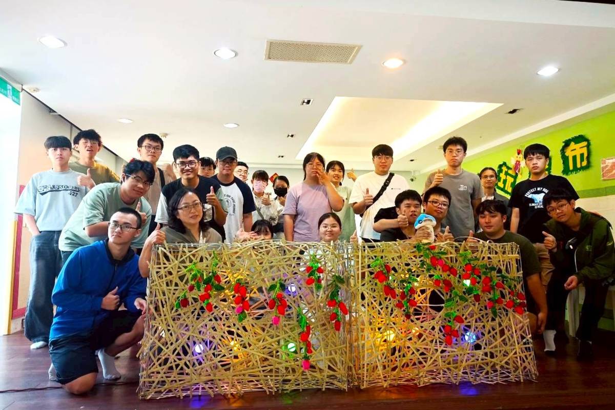 作品別上竹編番茄架，成為另一種行動藝術