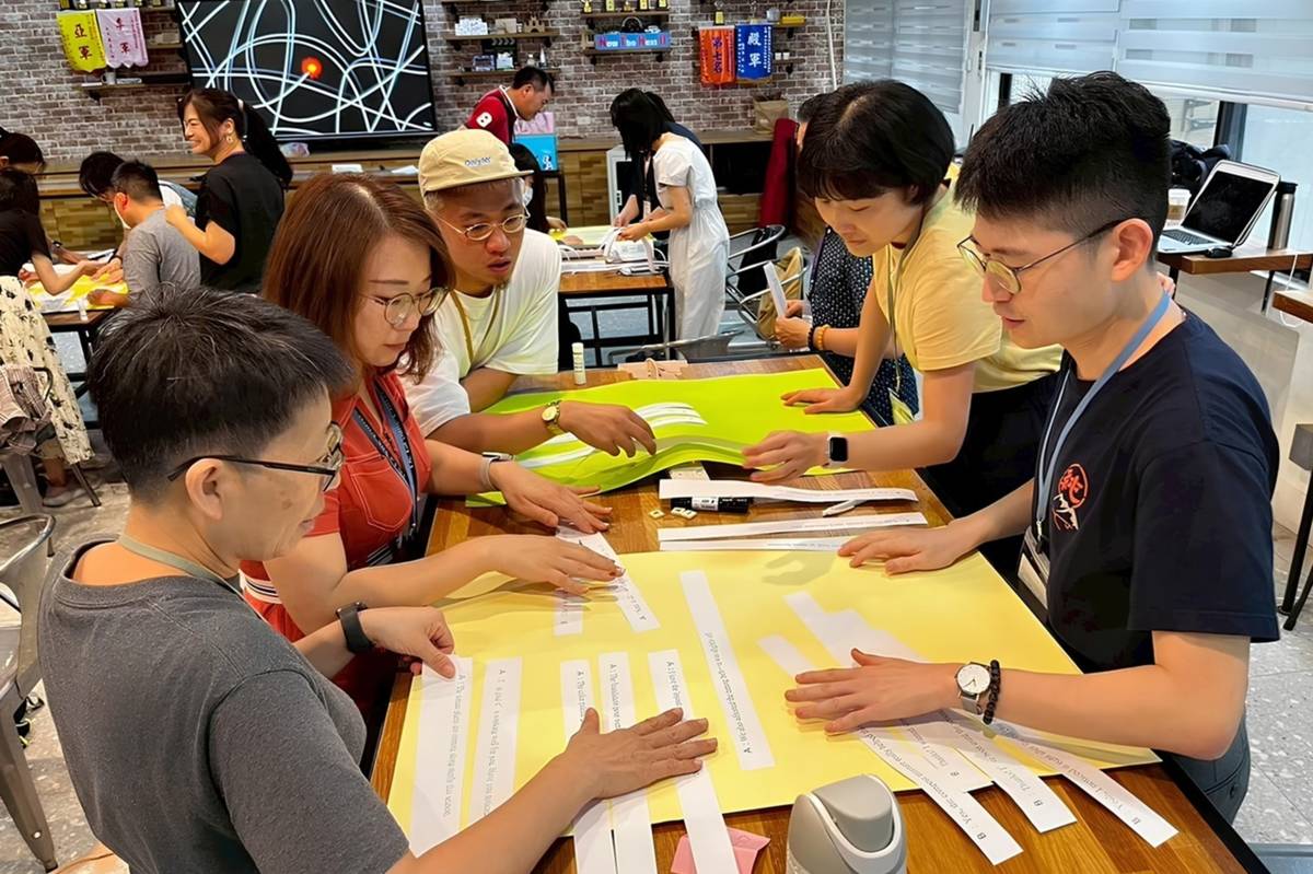 群科教師與英語教師共同合作進行解鎖職場常用對話