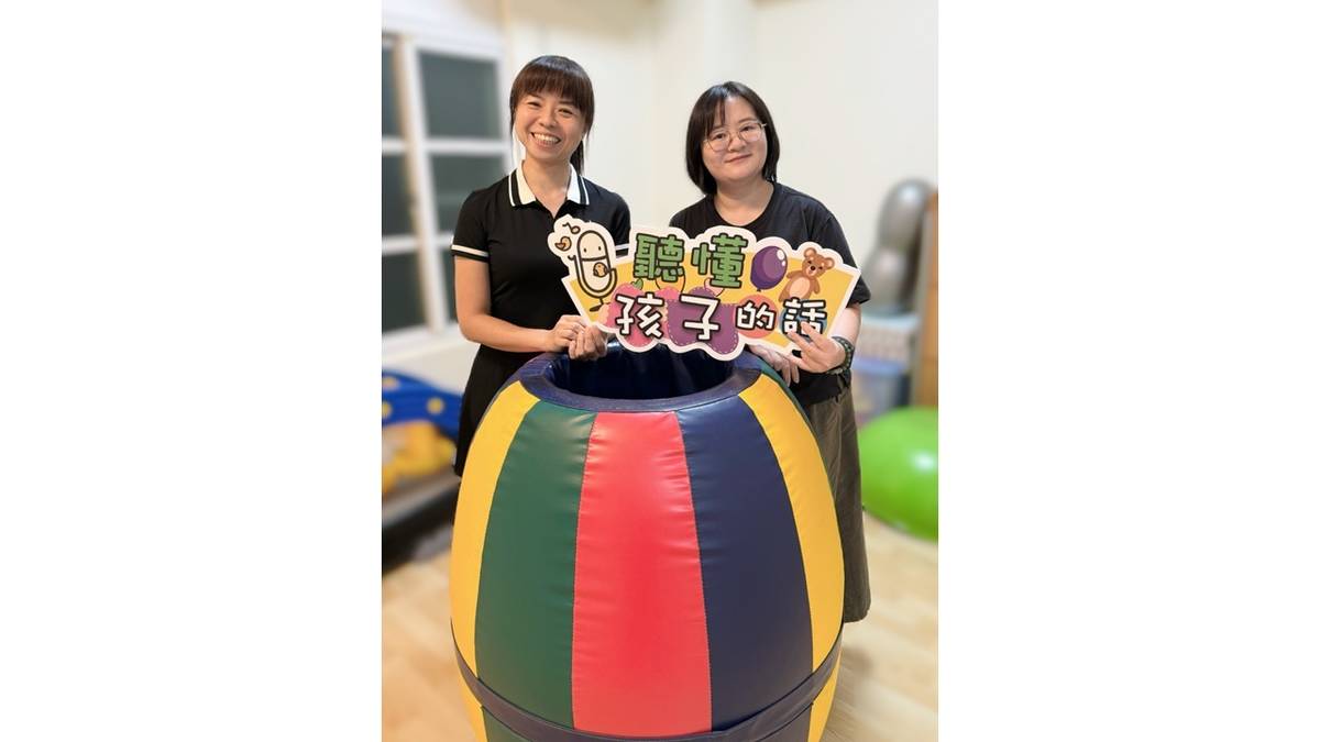 蘇佳慧老師(左)與彭欣怡老師(右)一起聊聊怎麼聆聽孩子的心聲