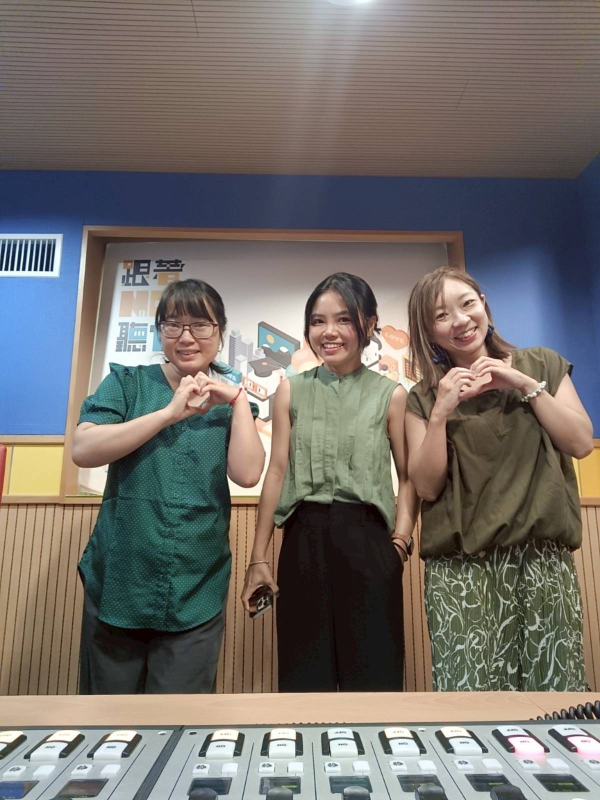 由左到右為主持人梅英、來賓簡鈺樺營養師、主持人米果