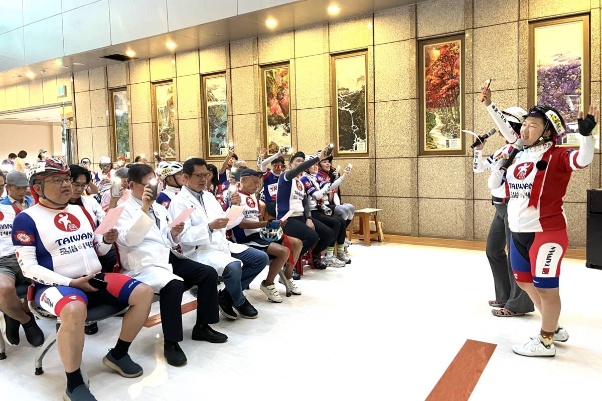 不倒騎士們揮舞著打開燈光的手機，一同高唱〈迎向逆風〉。