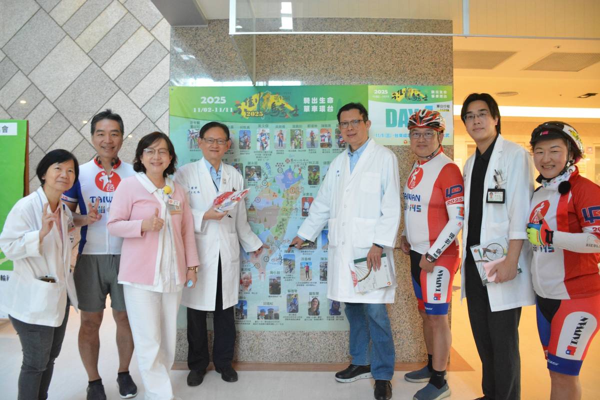 臺東馬偕醫院王院長及張副院長在地圖上簽名，見證不倒騎士們的勇氣足跡。
