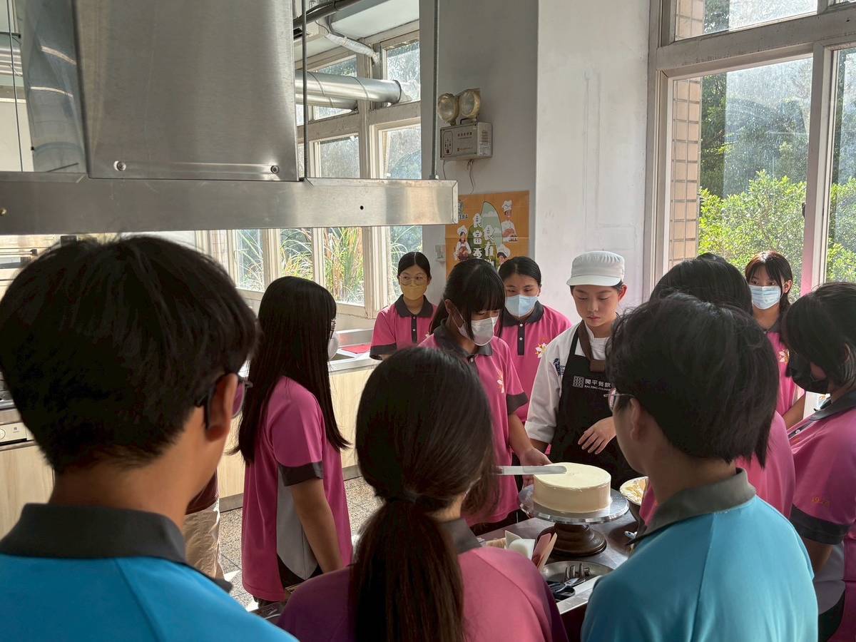 開平餐飲學校舉辦國中生專屬的「第27屆主廚盃」廚藝競賽，餐飲科學生入校實作示範