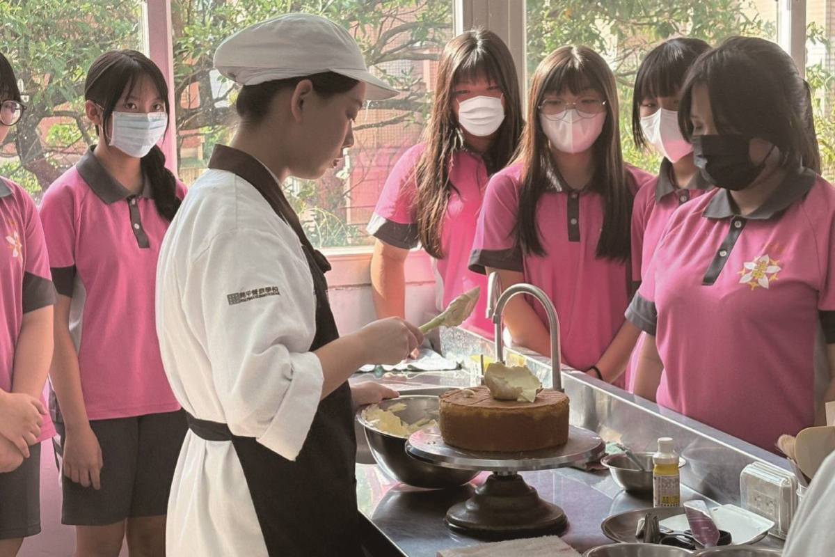 開平餐飲科學生擔任講師，為國中生親自示範料理與技巧