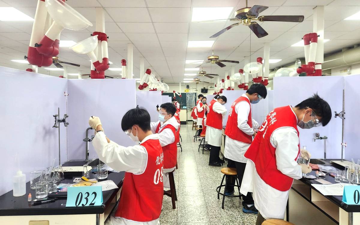 新北高中辦理的化學科複賽，參賽學生進行賽前實驗器具檢查