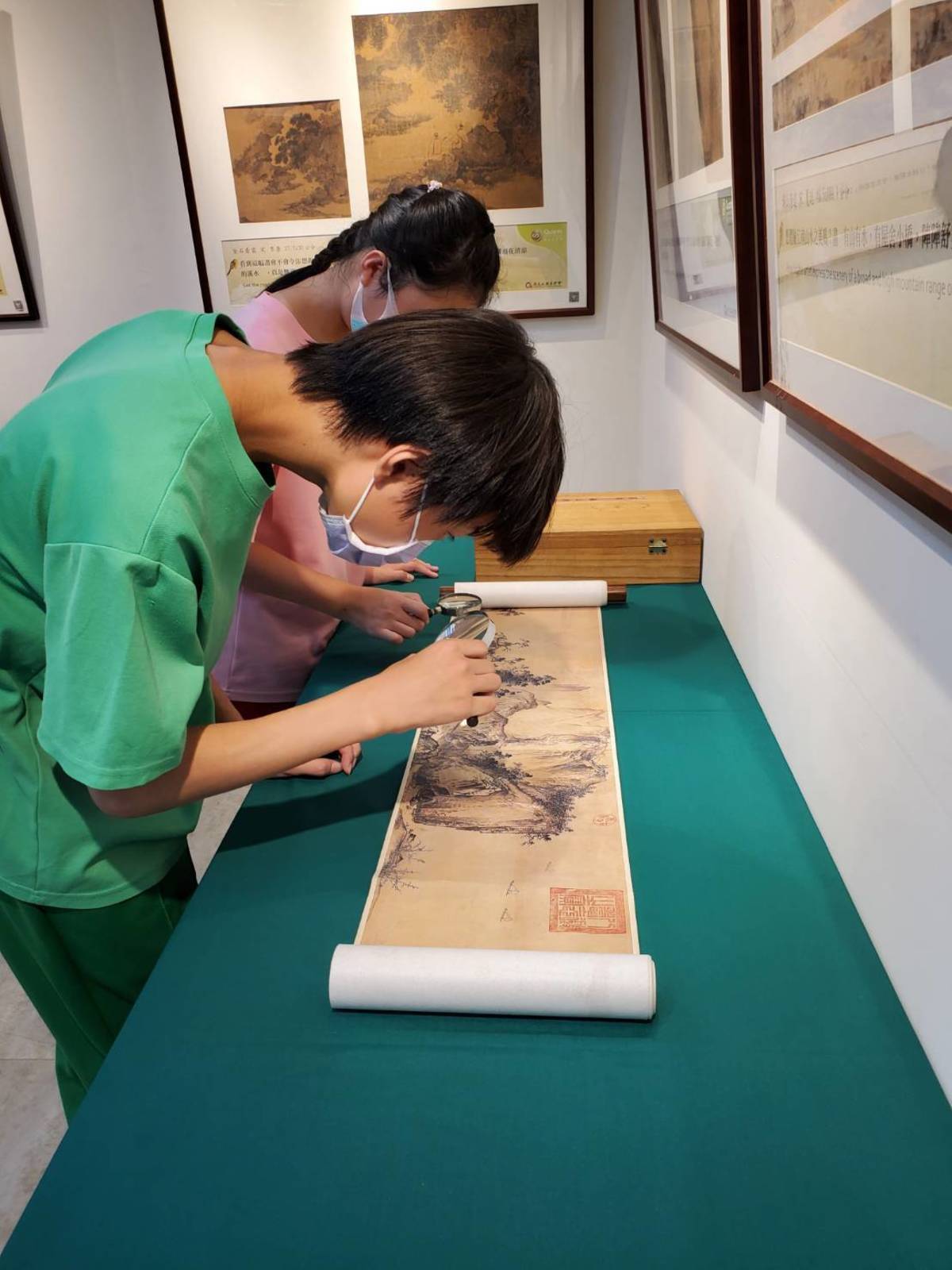 學生在八德小故宮中觀看卷軸展品