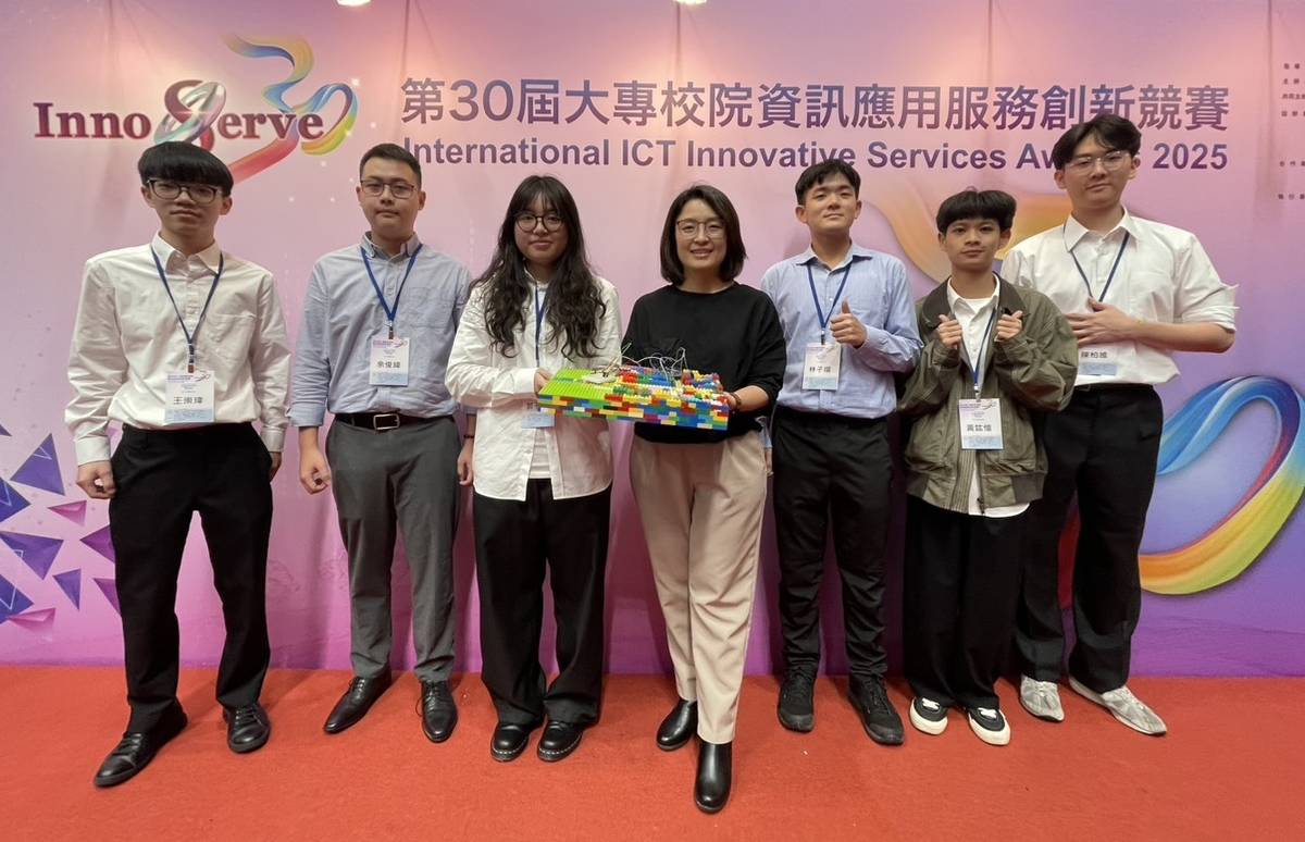 -中原智慧運算與量子資訊學院副教授胡筱薇(中)指導學生開發AI辨識系統，精準分類廢棄塑膠玩具，提升回收效率與資源再利用。(中原大學提供)