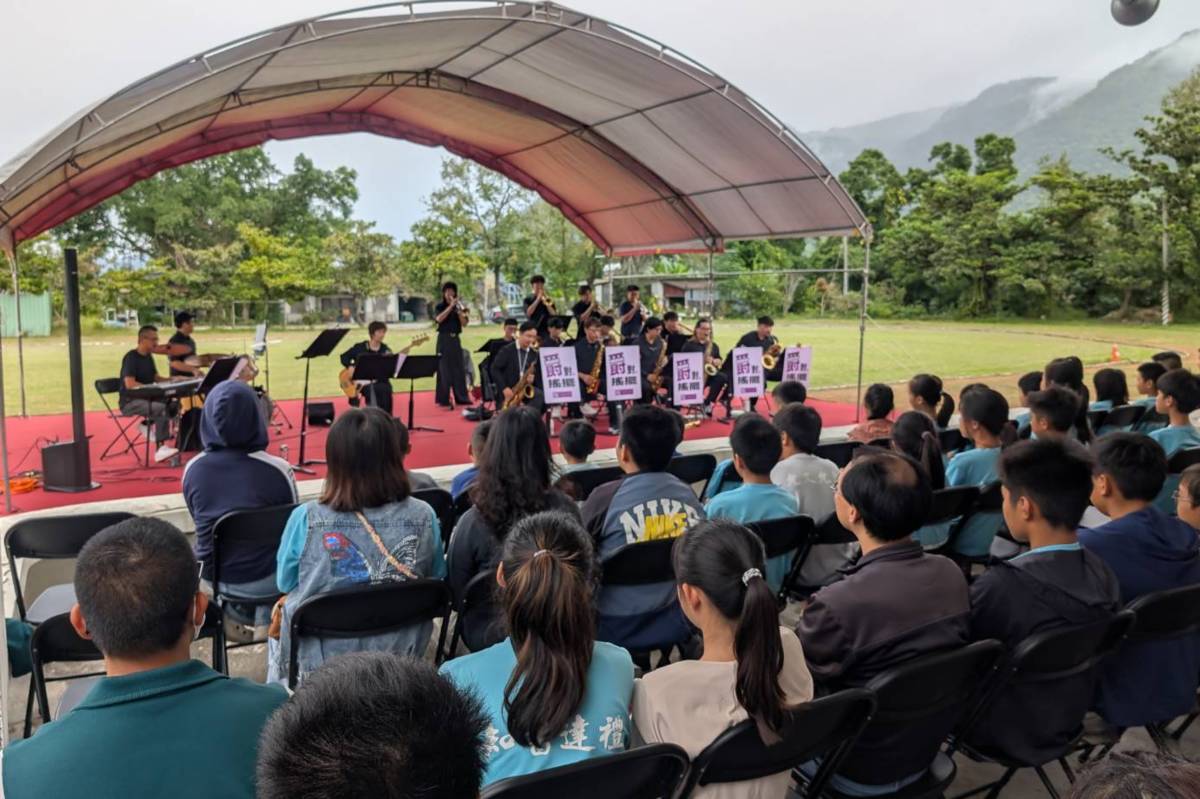 師生與社區民眾一同聆賞